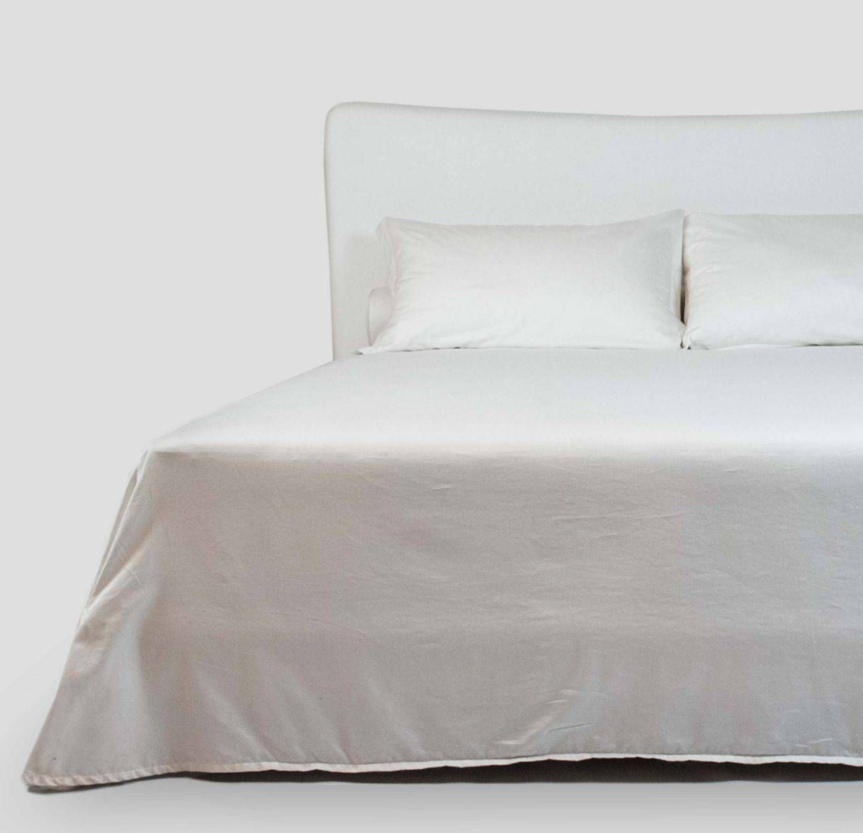 Letto imbottito disegno, realizzabile in tessuto o in pelle.